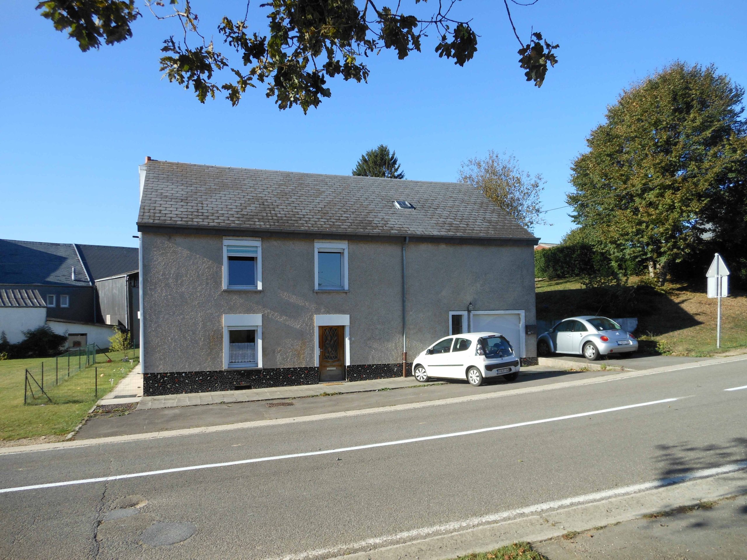 Maison 4 façades avec un espace pelouse à Etalle