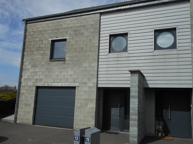 Maison 3 façades de 130 m² avec un espace pelouse et garage